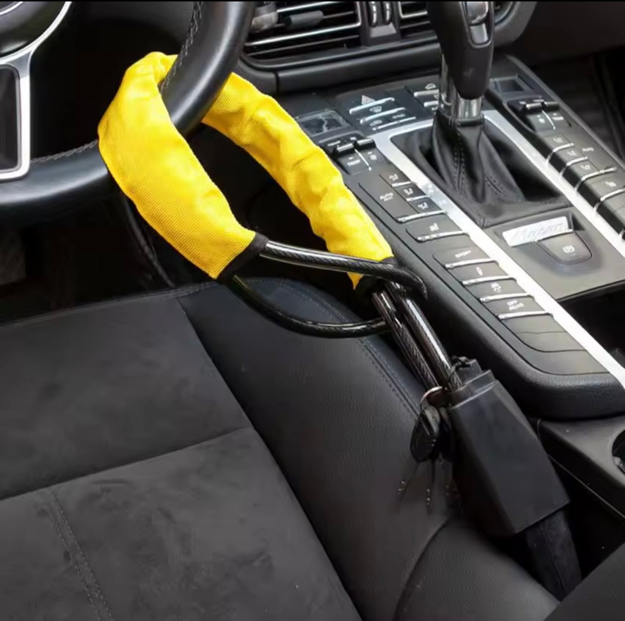 STEELGUARD™ —  verrouille votre volant en un clic, comme un coffre